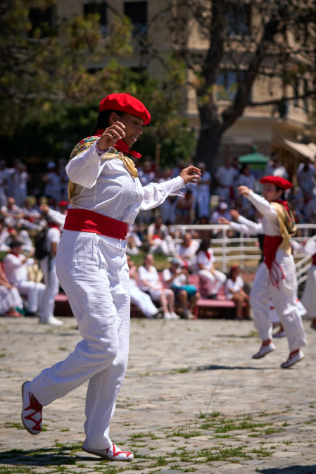 Foto del festival folclórico en la Plaza de los Fueros del 6 de julio de San Fermín 2026.