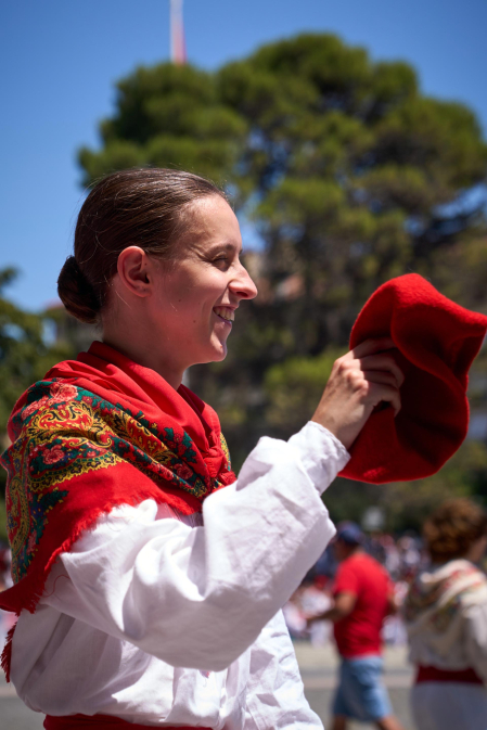 Fotos del festival folclórico en la Plaza de los Fueros del 6 de julio de San Fermín 2026