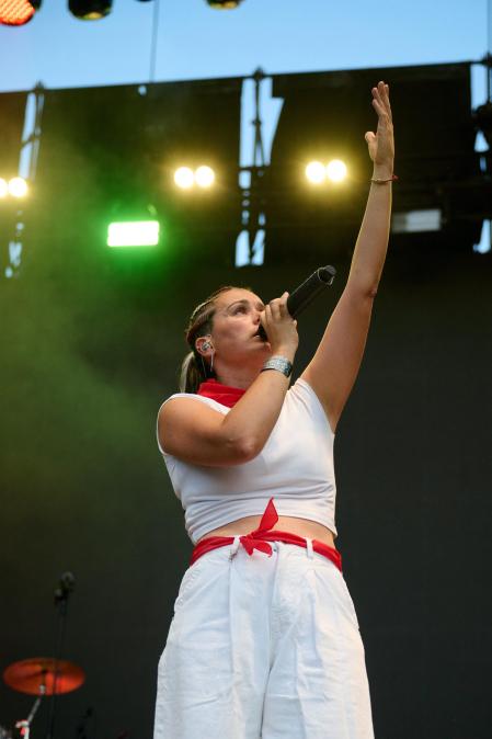 Concierto de Isabel Aaiún en la Plaza del Castillo