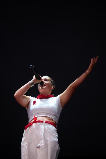 Concierto de Isabel Aaiún en la Plaza del Castillo