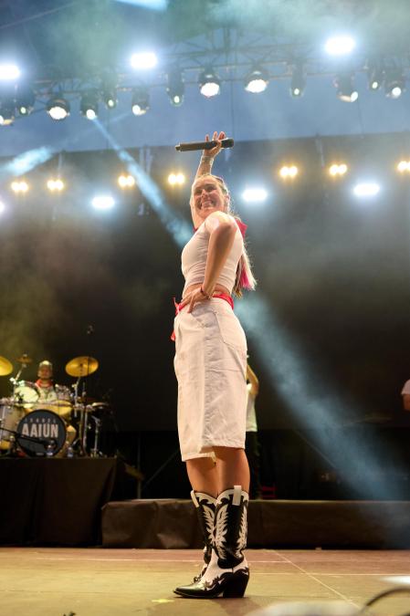 Concierto de Isabel Aaiún en la Plaza del Castillo