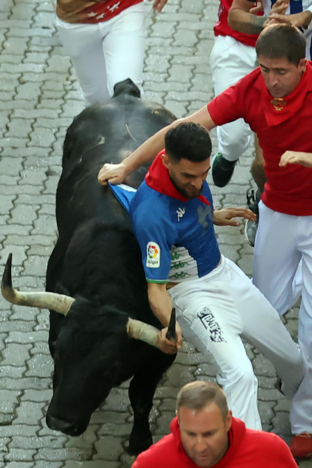 Fotos del primer encierro de San Fermín en el callejón.