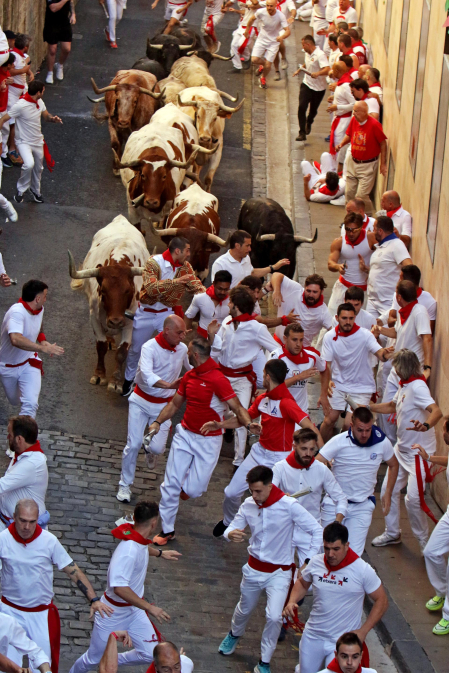 Primer encierro de San Fermín en la cuesta de Santo Domingo.