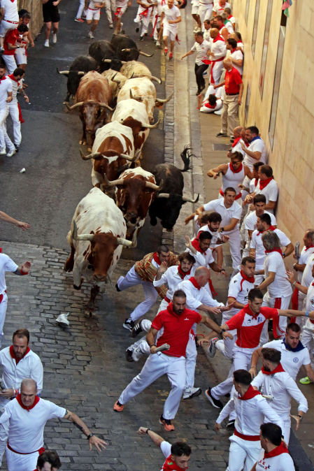 Primer encierro de San Fermín en la cuesta de Santo Domingo.