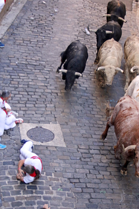 Primer encierro de San Fermín en la cuesta de Santo Domingo.