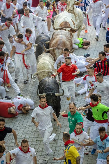 Primer encierro de San Fermín 2026 en la bajada al callejón.