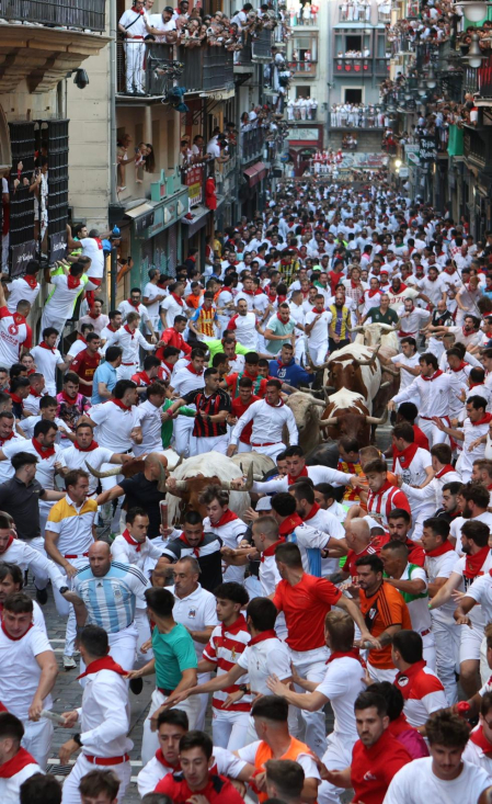 Primer encierro de San Fermín 2026 en la Estafeta.