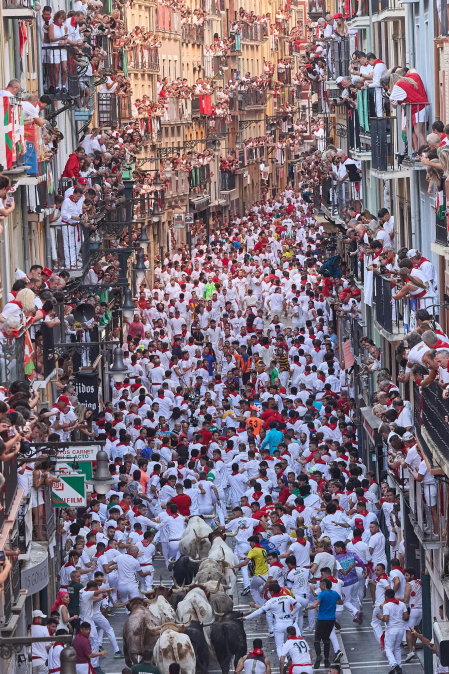 Primer encierro de San Fermín 2026 con toros de Fuente Ymbro en la curva de Mercaderes y Estafeta.