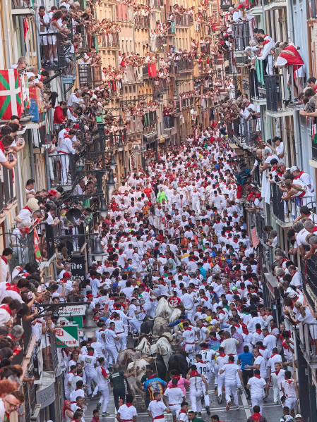 Primer encierro de San Fermín 2026 con toros de Fuente Ymbro en la curva de Mercaderes y Estafeta.