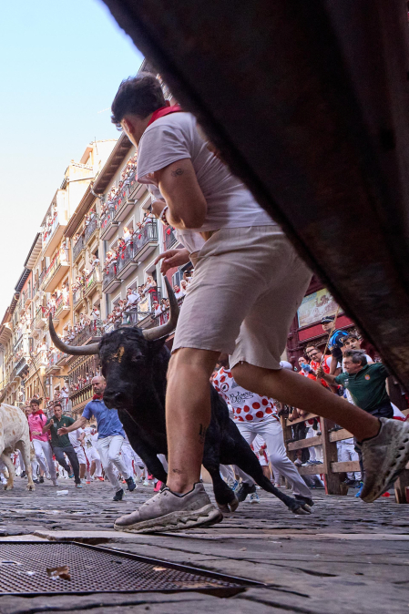 Primer encierro de San Fermín 2026 con toros de Fuente Ymbro en la curva de Mercaderes y Estafeta.