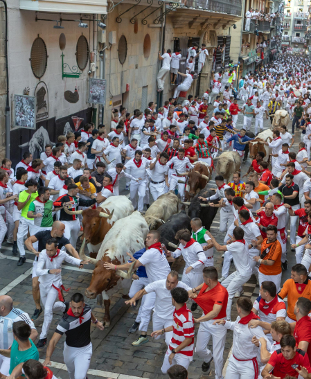 Primer encierro de San Fermín 2026 en la Estafeta.