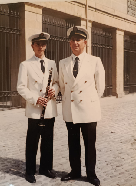 Juan Escribano Martínez (dcha) y su padre, Juan Escribano Cañada (izda), en una de las actuaciones de La Pamplonesa en la que el padre tuvo que ejercer como director. La procesión San Fermín de Aldapa (San Fermín Txikito).