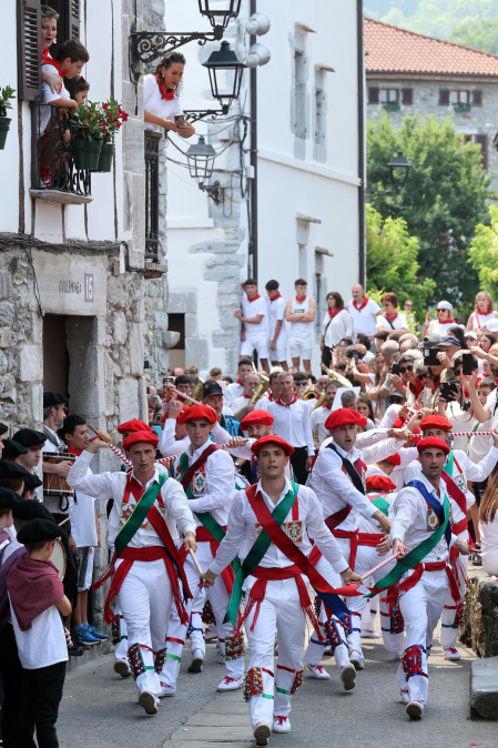 Fotos de la Ezpatadantza durante las fiestas de Lesaka 2026