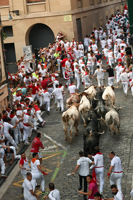 Segundo encierro de San Fermín 2026 con toros de Cebada Gago en la cuesta de Santo Domingo.