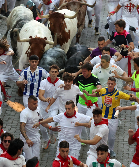 Segundo encierro de San Fermín 2026 con toros de Cebada Gago en la bajada al callejón.