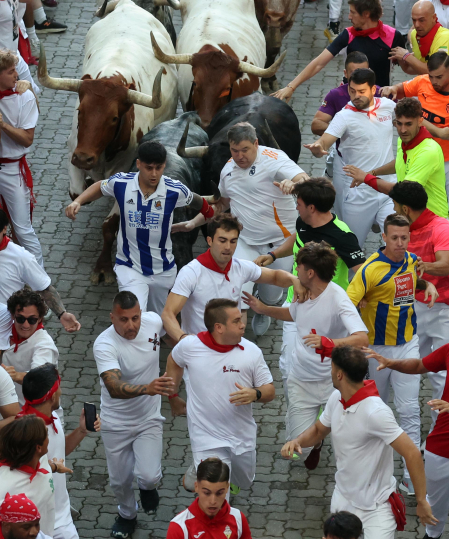 Segundo encierro de San Fermín 2026 con toros de Cebada Gago en la bajada al callejón.
