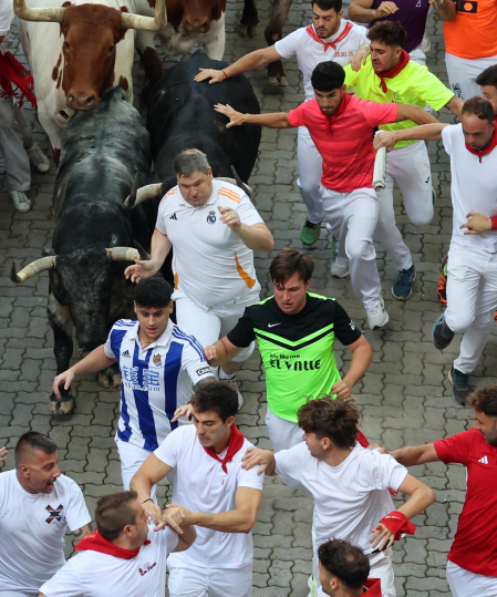 Segundo encierro de San Fermín 2026 con toros de Cebada Gago en la bajada al callejón.