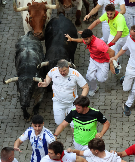 Segundo encierro de San Fermín 2026 con toros de Cebada Gago en la bajada al callejón.