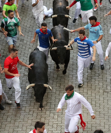 Segundo encierro de San Fermín 2026 con toros de Cebada Gago en la bajada al callejón.