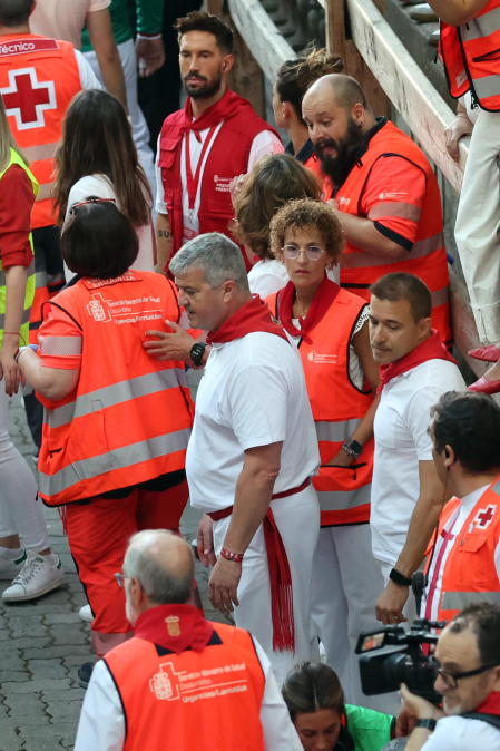 Segundo encierro de San Fermín 2026 con toros de Cebada Gago en la bajada al callejón.