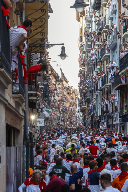 Segundo encierro de San Fermín 2026 con toros de Cebada Gago en la curva de Mercaderes.