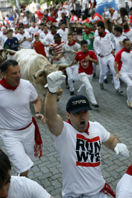 Segundo encierro de San Fermín 2026 con toros de Cebada Gago en la bajada al callejón.