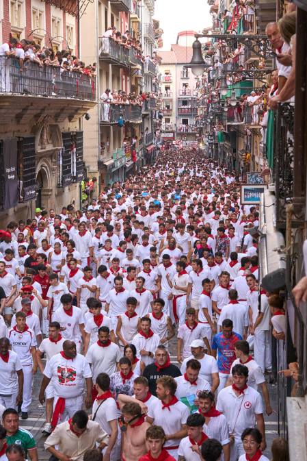 Segundo encierro de San Fermín 2026 con toros de Cebada Gago en la Estafeta.
