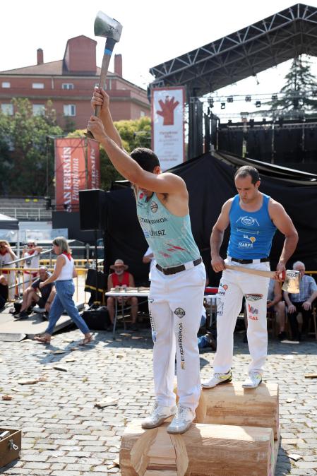 Fotos del deporte rural en la plaza de los Fueros en San Fermín
