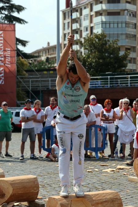 Fotos del deporte rural en la plaza de los Fueros en San Fermín