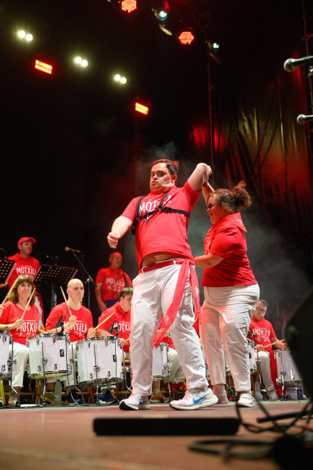 Fotos del concierto de Motxila 21 en la plaza del Castillo en San Fermín 2026