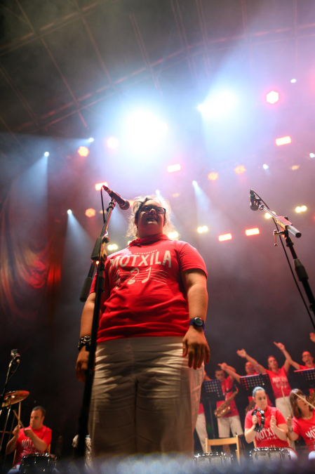 Fotos del concierto de Motxila 21 en la plaza del Castillo en San Fermín 2026