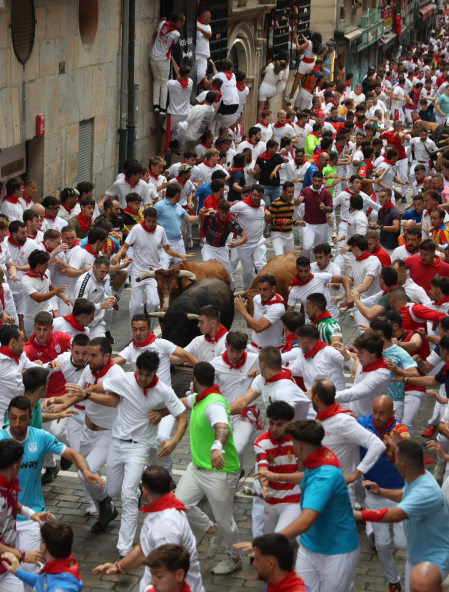 Fotos del cuarto encierro de San Fermín 2026 en Pamplona