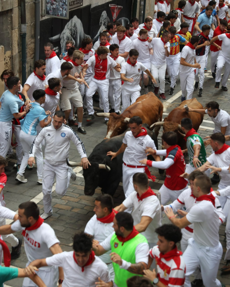 Fotos del cuarto encierro de San Fermín 2026 en Pamplona