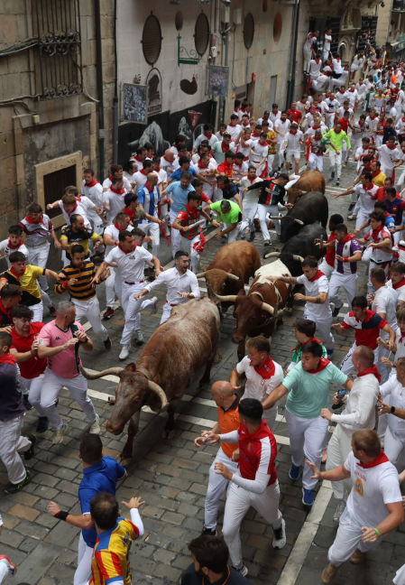 Fotos del cuarto encierro de San Fermín 2026 en Pamplona