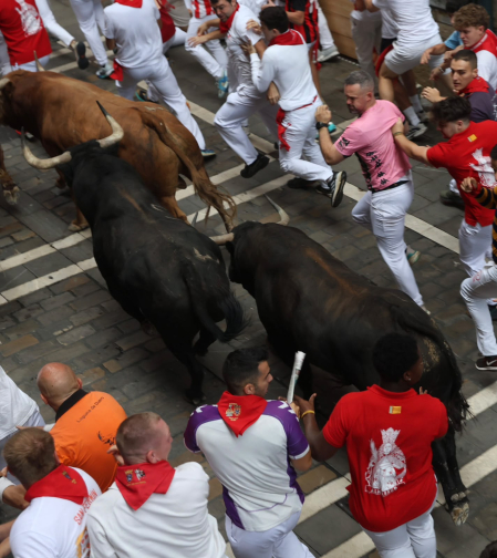 Fotos del cuarto encierro de San Fermín 2026 en Pamplona