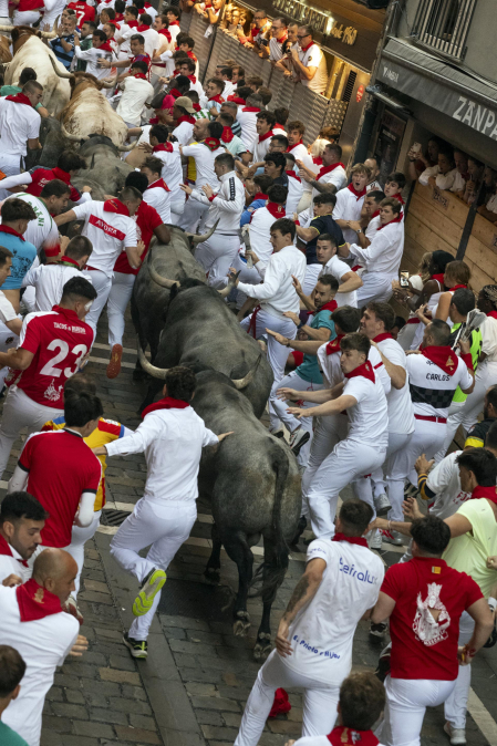 Fotos del quinto encierro de San Fermín 2026 en Pamplona