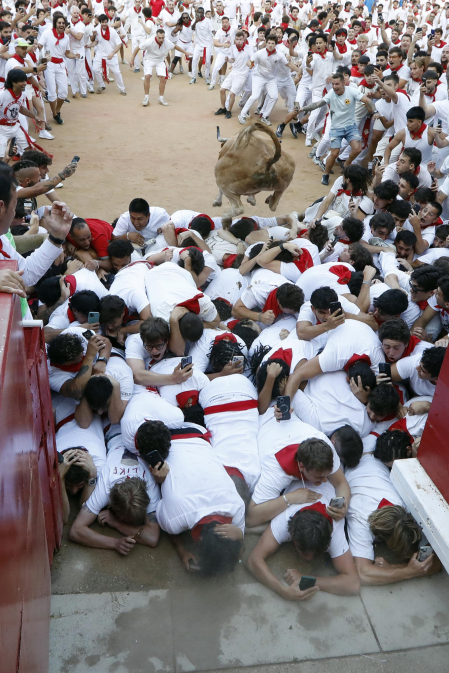 Fotos del quinto encierro de San Fermín 2026 en Pamplona