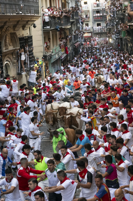 Fotos del quinto encierro de San Fermín 2026 en Pamplona