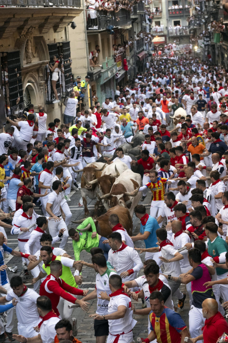 Fotos del quinto encierro de San Fermín 2026 en Pamplona