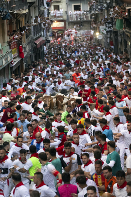 Fotos del quinto encierro de San Fermín 2026 en Pamplona