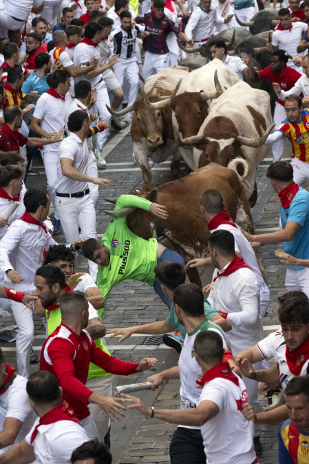 Fotos del quinto encierro de San Fermín 2026 en Pamplona