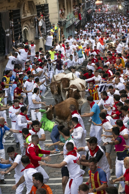 Fotos del quinto encierro de San Fermín 2026 en Pamplona