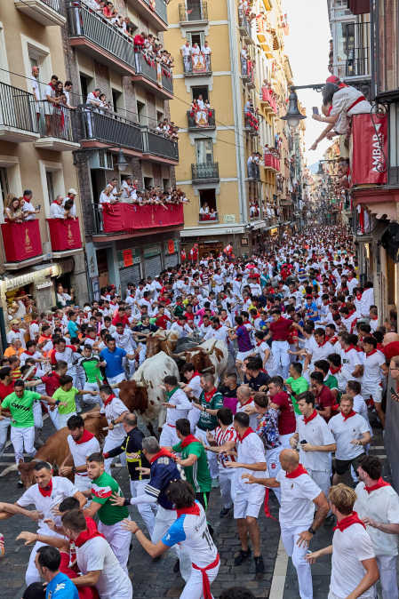Fotos del quinto encierro de San Fermín 2026 en Pamplona