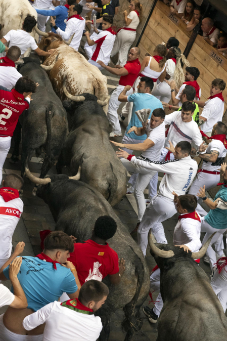 Fotos del quinto encierro de San Fermín 2026 en Pamplona