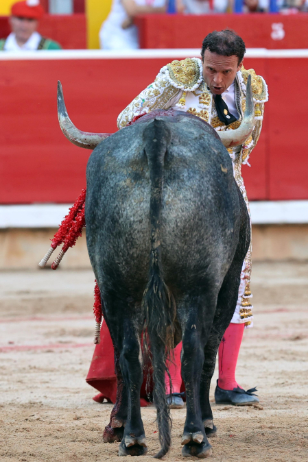 Los diestros Antonio Ferrera, Juan de Castilla e Isaac Fonseca ante los astados de José Escolar Gil en la quinta corrida de la Feria del Toro 2026