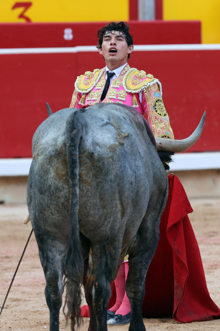 Los diestros Antonio Ferrera, Juan de Castilla e Isaac Fonseca ante los astados de José Escolar Gil en la quinta corrida de la Feria del Toro 2026