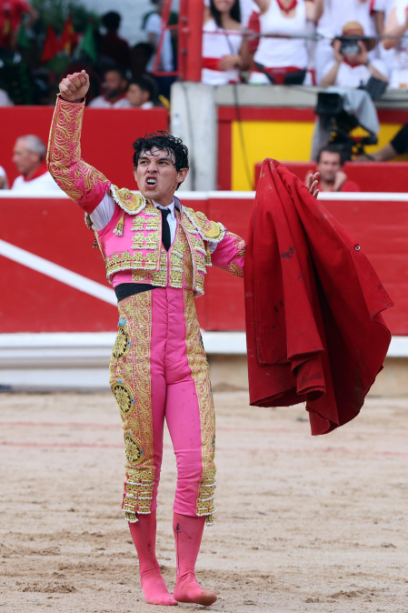 Los diestros Antonio Ferrera, Juan de Castilla e Isaac Fonseca ante los astados de José Escolar Gil en la quinta corrida de la Feria del Toro 2026
