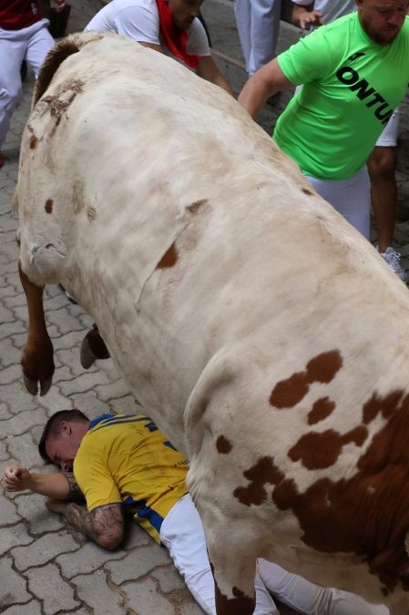Fotos del corredor que ha quedado inconsciente en la bajada al callejón en el sexto encierro de San Fermín