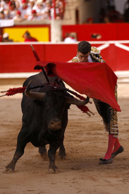 Los diestros Jiménez Fortes, Fernando Adrián y Samuel Navalón se enfrentaron a los astados de La Palmosilla en la sexta corrida de la Feria del Toro 2026
