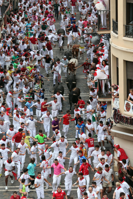 Fotos del séptimo encierro de San Fermín 2026 con toros de Miura en el tramo de Telefónica.